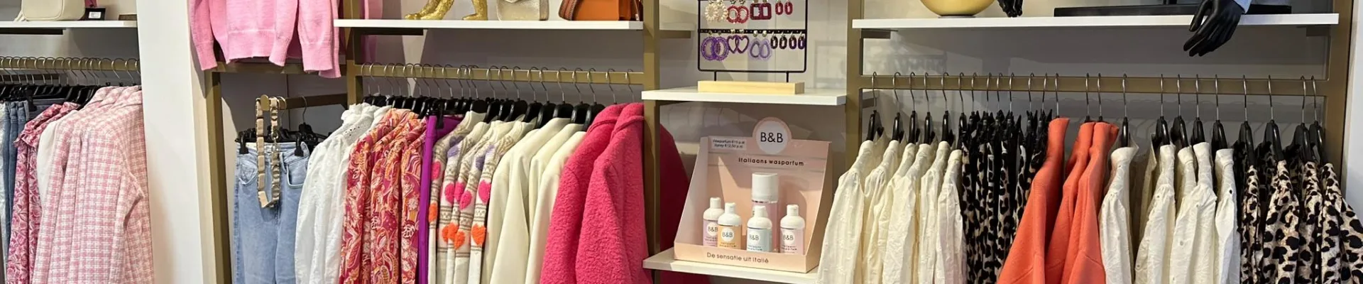 Kledingrekken in de winkel van Mimoda in Borne