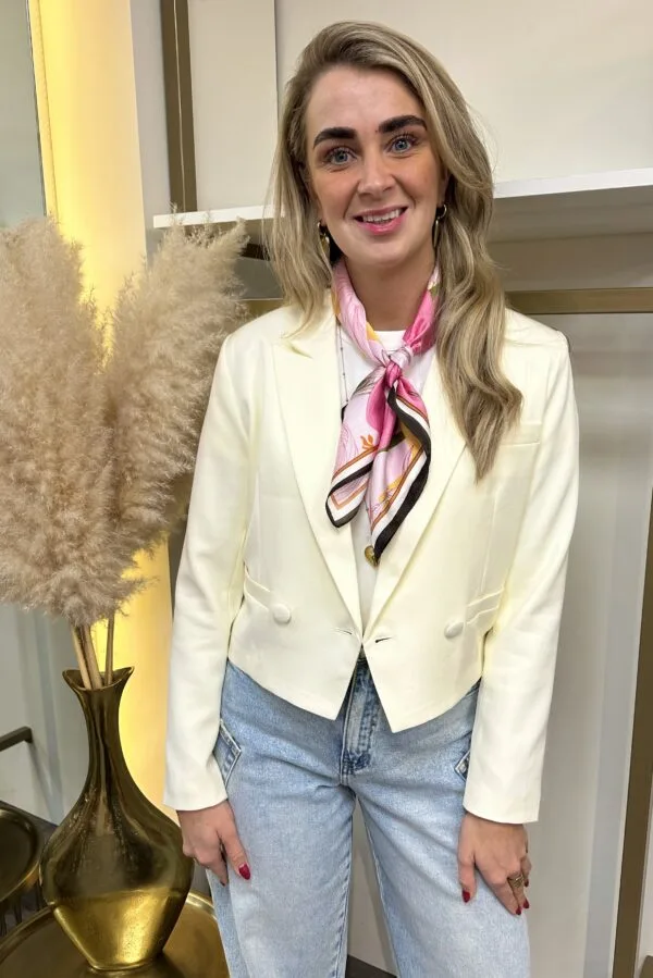 Influencer @demi.wears in een outfit van Mimoda